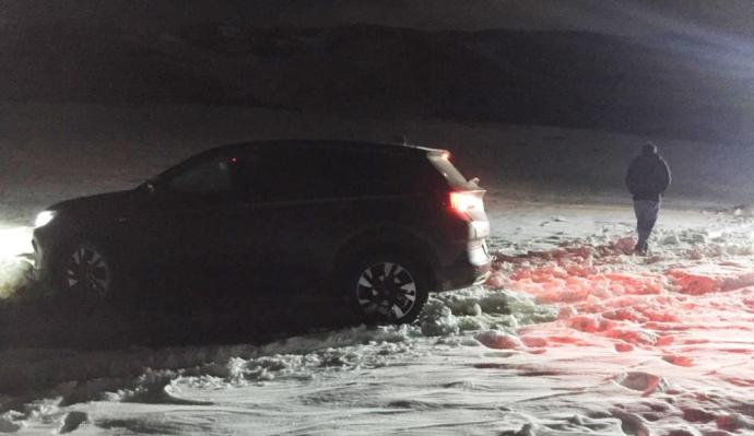 MERSİN’DE ARAÇLARI KARA SAPLANIP MAHSUR KALAN MEKSİKALI AİLE KURTARILDI