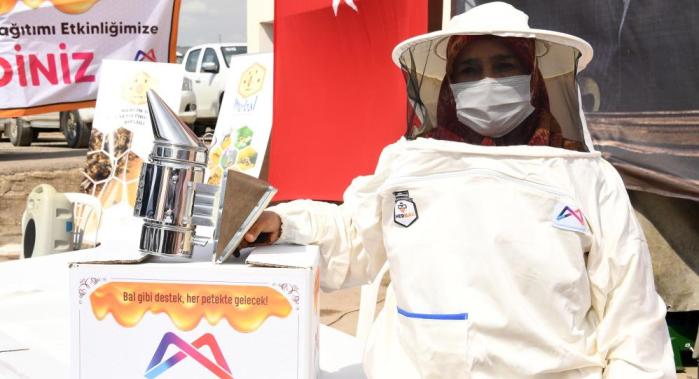 MERSİN BÜYÜKŞEHİR BELEDİYESİNDEN ARICILARA EKİPMAN DESTEĞİ