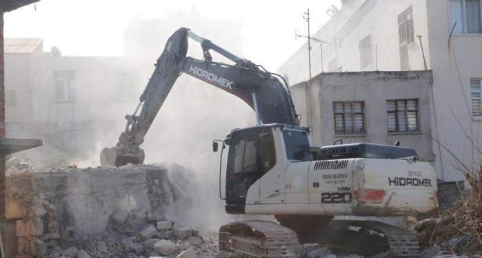 ERDEMLİ’DE METRUK BİNALAR YIKILIYOR