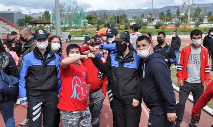 POLİSLER OTİZMLİ ÇOCUKLARA UNUTULMAZ BİR GÜN YAŞATTI