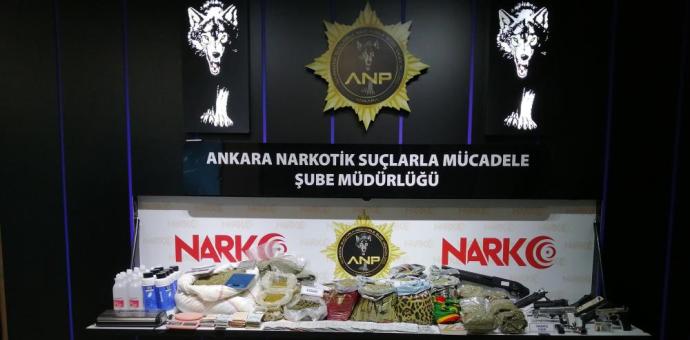 “VADİ” OPERASYONUNDA ELE GEÇİRİLEN MALZEMELER SERGİLENDİ