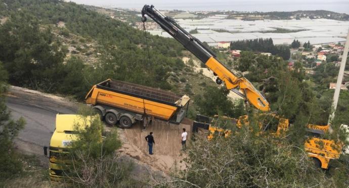 TIRIN DEVRİLEN HAFRİYAT DOLU DORSESİ YOLU TRAFİĞE KAPADI
