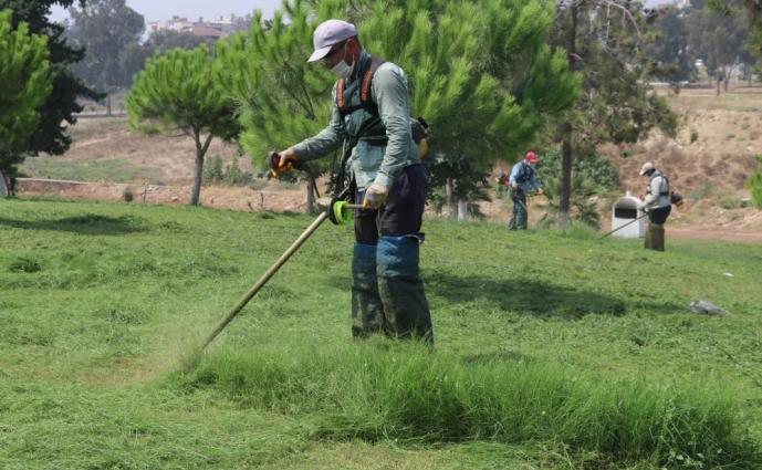 TOROSLAR’DA PARK VE YEŞİL ALANLAR BAKIMDAN GEÇİRİLİYOR