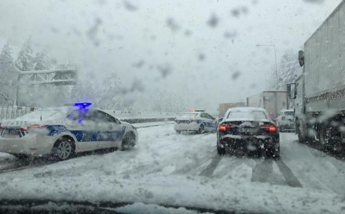 ŞİDDETLİ TİPİ VE KAR YAĞIŞI ANKARA – ADANA OTOYOLUNU TRAFİĞE KAPATTI