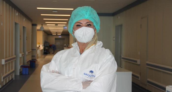 HEM VÜCUT GELİŞTİRME ŞAMPİYONU HEM EBE HEM COVİD SERVİSİNDE GÖNÜLLÜ