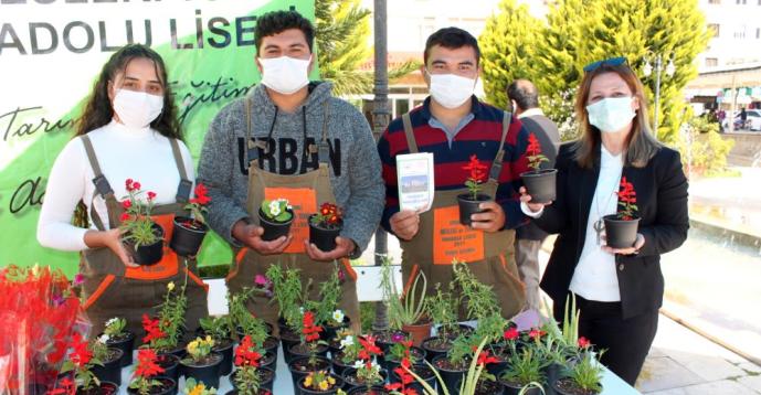 YETİŞTİRDİKLERİ ÇİÇEKLER ÖĞRENCİLERİN BÜTÇESİNE KATKI SAĞLAYACAK