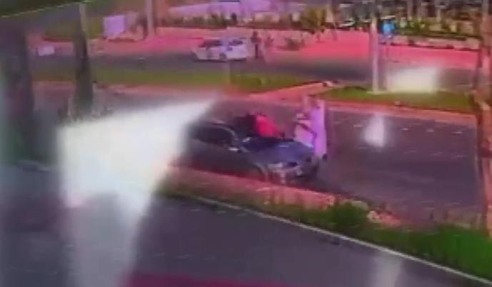 OTOMOBİL KAĞIT TOPLAYICISINA BÖYLE ÇARPTI