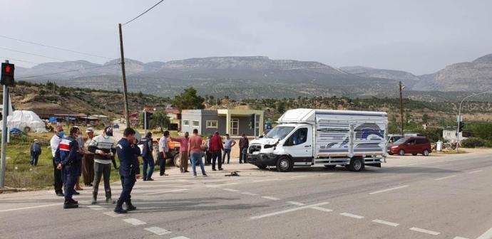MERSİN’DE KAMYONET İLE TRAKTÖR ÇARPIŞTI: 2 YARALI