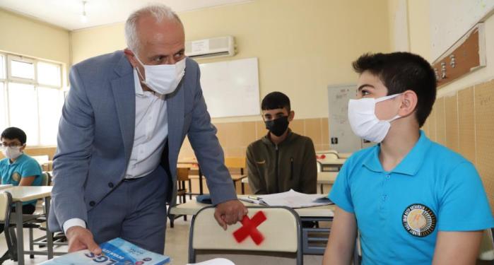 AKDENİZ BELEDİYESİ, ÖĞRENCİLERE LGS HAZIRLIK SETLERİNİ DAĞITMAYA BAŞLADI