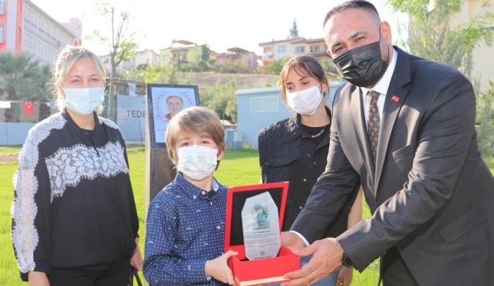 BAŞKAN YILMAZ’DAN YAŞAMINI YİTİREN SAĞLIK KAHRAMANLARININ AİLELERİNE PLAKET