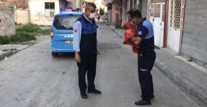 ÇÖPE ATILAN TÜRK BAYRAĞINI ZABITA ÇIKARDI