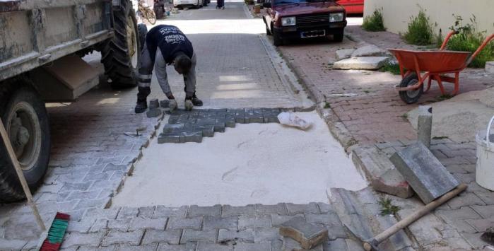 AKDENİZ’DE FEN İŞLERİ EKİPLERİNİN ÇALIŞMALARI ARALIKSIZ DEVAM EDİYOR