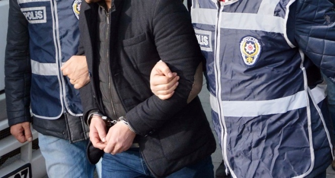 Fetö’cü olduğu iddia edilen polisler darp edilerek gözaltına alındı.