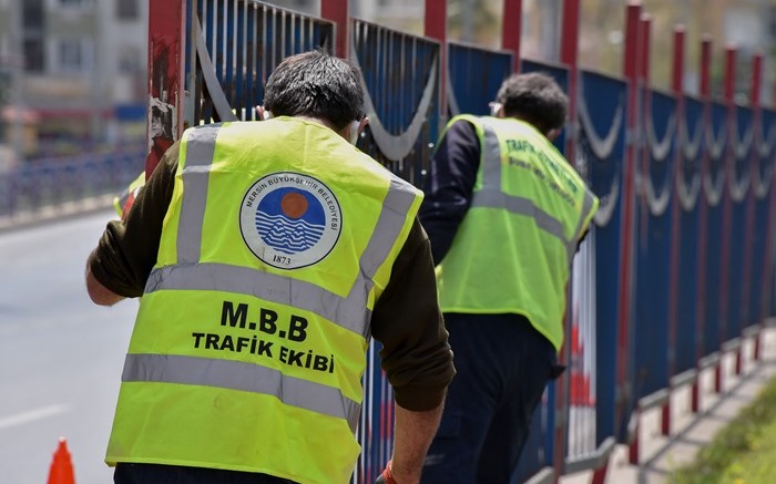 BÜYÜKŞEHİR, REFÜJLERE YAYA GÜVENLİĞİ İÇİN KORKULUK YAPIYOR