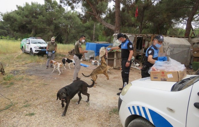 POLİSLER SOKAK HAYVANLARINI UNUTMUYOR