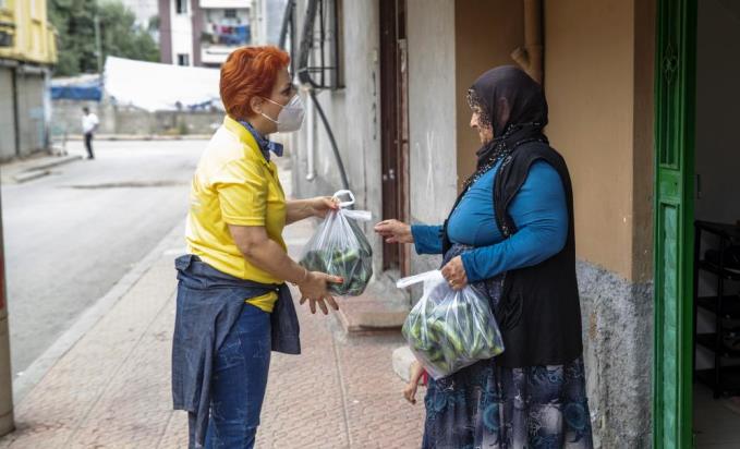 BÜYÜKŞEHİR BELEDİYESİ, 2 GÜNDE 90 TON SEBZE DAĞITTI