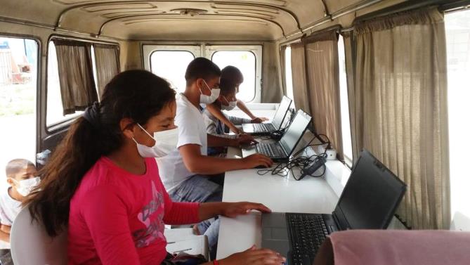 TARIM İŞÇİLERİNİN ÇOCUKLARI, EBA MOBİL DESTEK ARACIYLA EĞİTİMLERİNE DEVAM EDİYORLAR