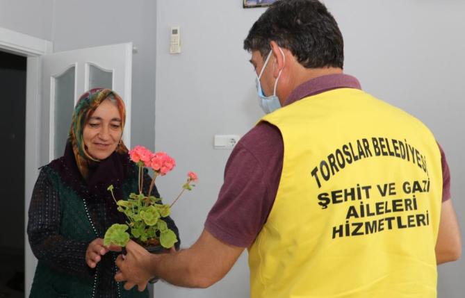 BAŞKAN YILMAZ’DAN ANNELERE 110 BİN ÇİÇEK