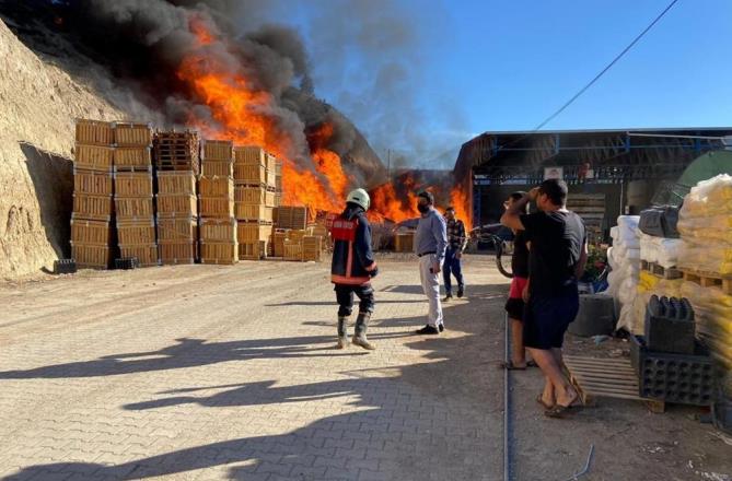SOĞUK HAVA DEPOSUNDA Kİ YANGIN KONTROL ALTINA ALINDI
