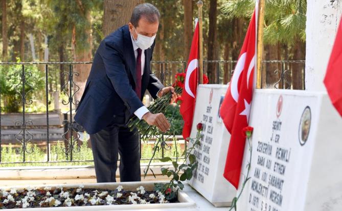BAŞKAN SEÇER BAYRAMIN BİRİNCİ GÜNÜNDE ŞEHİTLİĞİ ZİYARET ETTİ