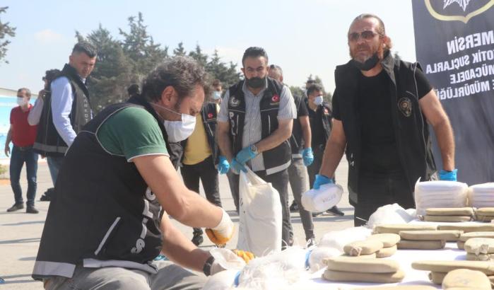 YAKALANMAMAK İÇİN 1,5 TON UYUŞTURUCUYU DENİZE ATMIŞLAR