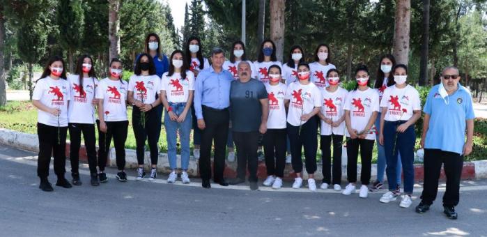 KADIN SPORCULAR, MERSİN SPORUNA BÜYÜK EMEK VERMİŞ SPORCULARI MEZARLARI BAŞINDA ANDI