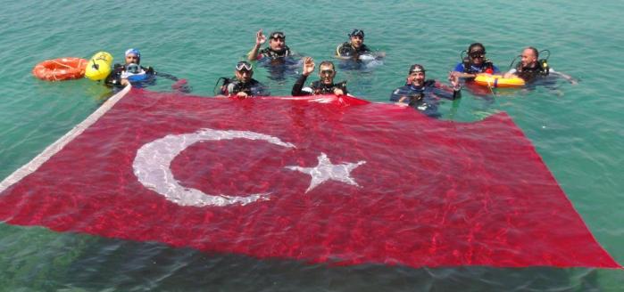 19 MAYIS’TA DENİZ ALTINDA 30 METRELİK TÜRK BAYRAĞI AÇTILAR