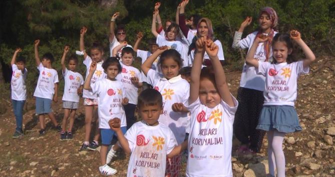 MİNİK YÜREKLER TOHUM TOPLARINI ARILAR İÇİN DOĞAYA BIRAKTI