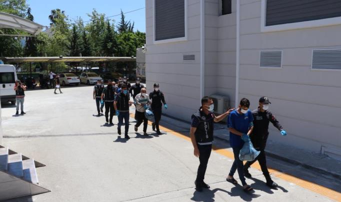 SURİYE AÇIKLARINDA ELE GEÇEN 1.5 TON ESRARIN ZANLILARI TUTUKLANDI