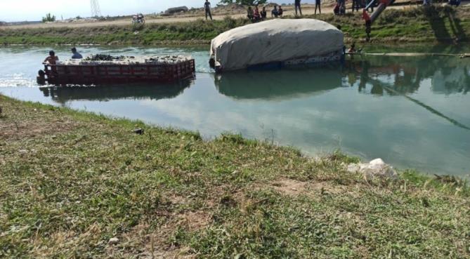 TARIM İŞÇİLERİNİ TAŞIYAN TRAKTÖR SULAMA KANALINA DÜŞTÜ: 11 YARALI