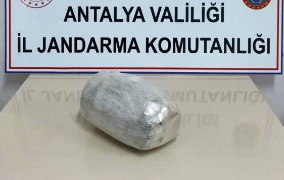 OTOBÜSTEKİ YOLCUNUN ÜZERİNDEN 3 BİN 500 GRAM ESRAR ÇIKTI