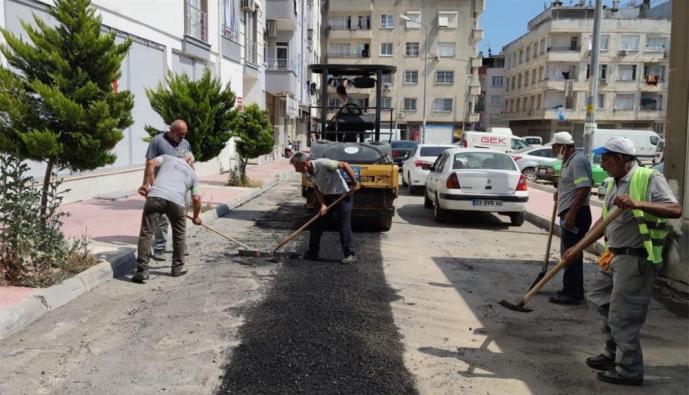 AKDENİZ’DE ASFALT YAMA VE YOL AÇMA ÇALIŞMALARI SÜRÜYOR