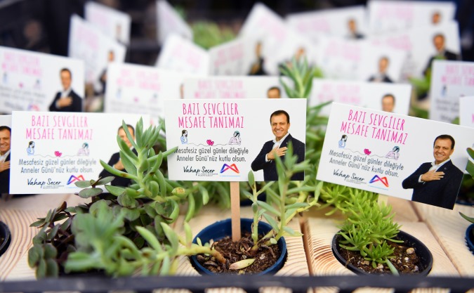 MERSİN’DE ‘ANNELER GÜNÜ’NDE 10 BİN ÇİÇEK DAĞITILDI