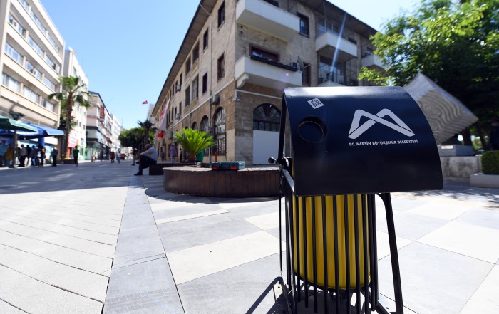 BÜYÜKŞEHİR BELEDİYESİ, KALDIRIMLAR VE ÇÖP KOVALARINI YENİLİYOR