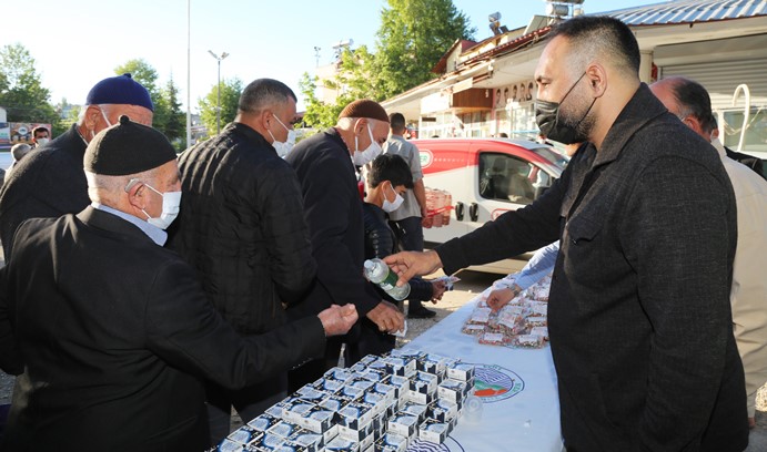 BAŞKAN YILMAZ, VATANDAŞLARLA GÖNÜL SELAMIYLA BAYRAMLAŞTI