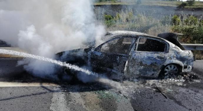 OTOYOLDA YANAN ARAÇ HURDAYA DÖNDÜ