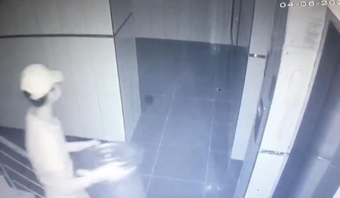 ÇÖP KOVASIYLA APARTMANDAKI AYAKKABILARI ÇALDI