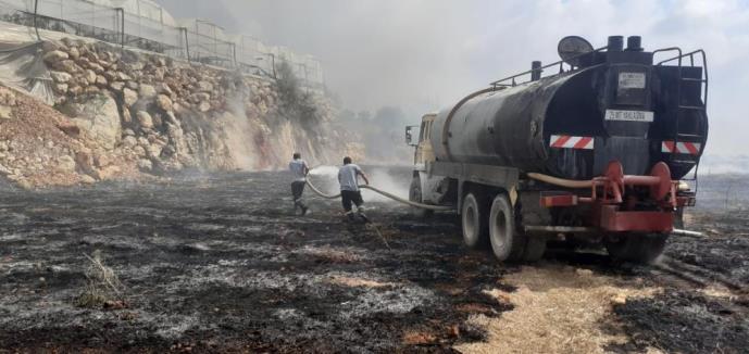 BELEDİYE İŞÇİLERİ İŞ MAKİNELERİYLE YANGINI SÖNDÜRDÜ
