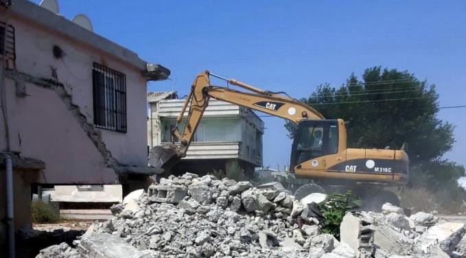 AKDENİZ İLÇESİNDE BİR METRUK BİNA DAHA YIKILDI