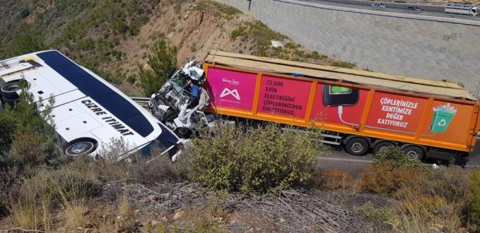 MERSİN’DE YOLCU OTOBÜSÜ İLE TIR ÇARPIŞTI: 2’Sİ AĞIR 15 YARALI