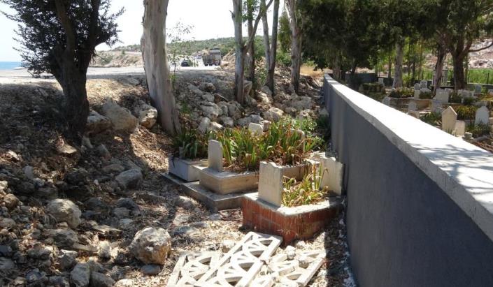 MEZARLIĞA DUVAR ÖRÜLDÜ KABİRLER DIŞARDA KALDI