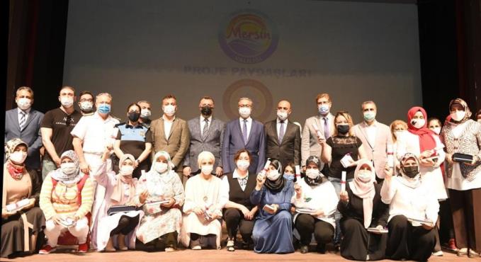 VALİ SU, ‘BİR DAMLA İYİLİK’ PROJESİNİ TAMAMLAYAN KURSİYERLERE SERTİFİKALARINI VERDİ