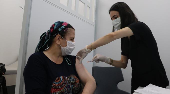 AŞI REKORTMENİ HEMŞİRE KONUŞTU: MUTLU OLDUM, HEYECANLANDIM