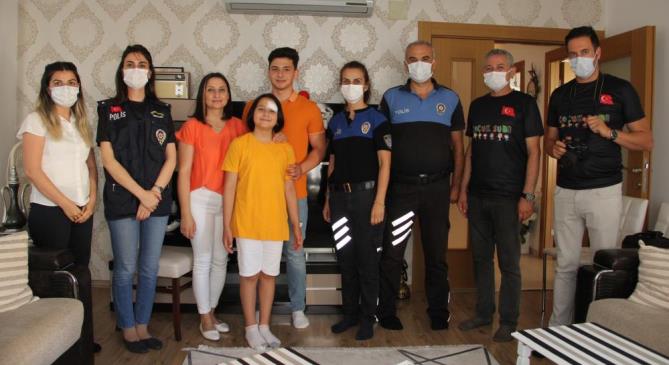 BABALAR GÜNÜ’NDE ŞEHİT AİLESİNE DUYGULANDIRAN ZİYARET