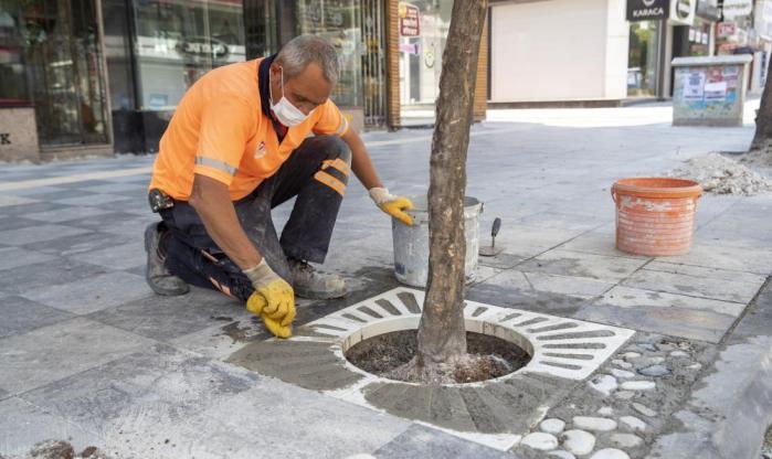 AKDENİZ’DE KALDIRIMLAR YENİLENİYOR, AĞAÇ DİPLERİNE KOMPOZİT IZGARA YERLEŞTİRİLİYOR