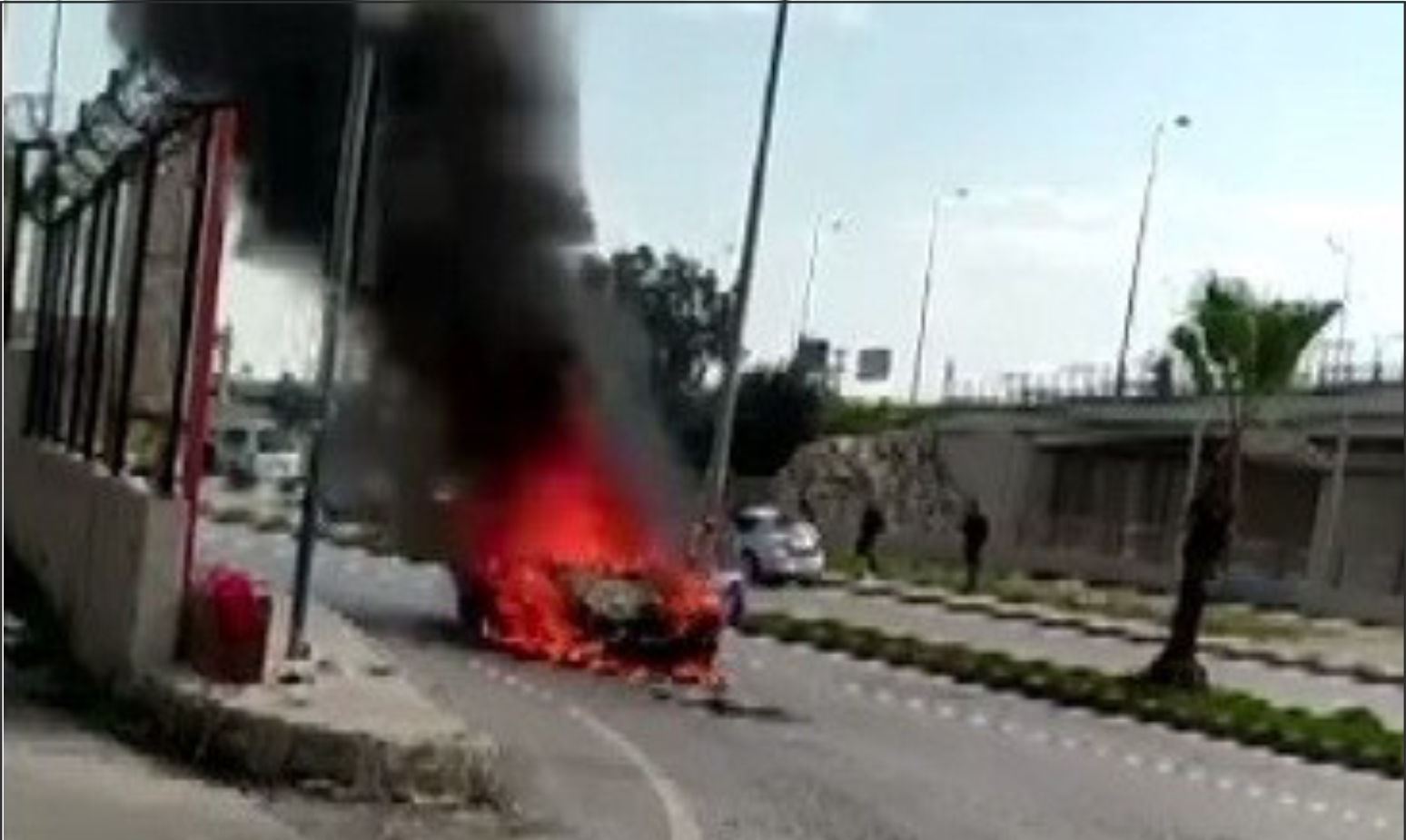 SEYİR HALİNDEKİ OTOMOBİL ALEV ALEV YANDI