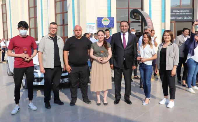 BAŞKAN YILMAZ, GÖNÜL BAĞI EKİBİNE PLAKETLE TEŞEKKÜR ETTİ