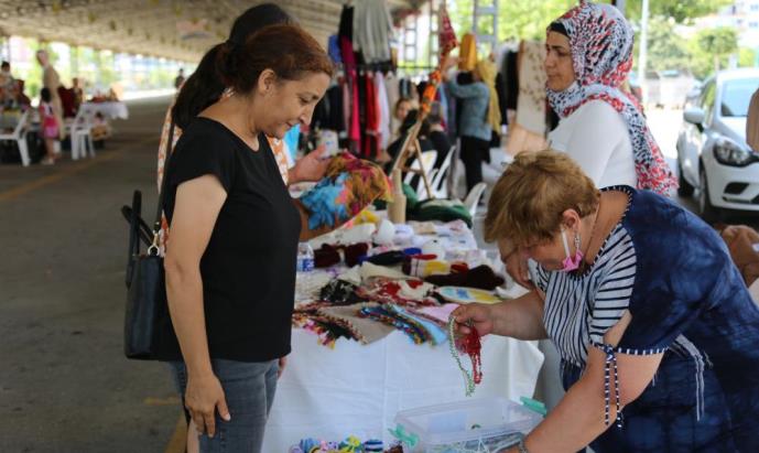 ERDEMLİ’DE KADINLAR EL EMEĞİ GÖZ NURU ÜRÜNLERİ SATIŞA ÇIKARDI