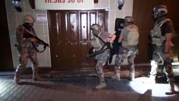 KAFESTE ESİR TUTULAN 2 KİŞİ KURTARILDI