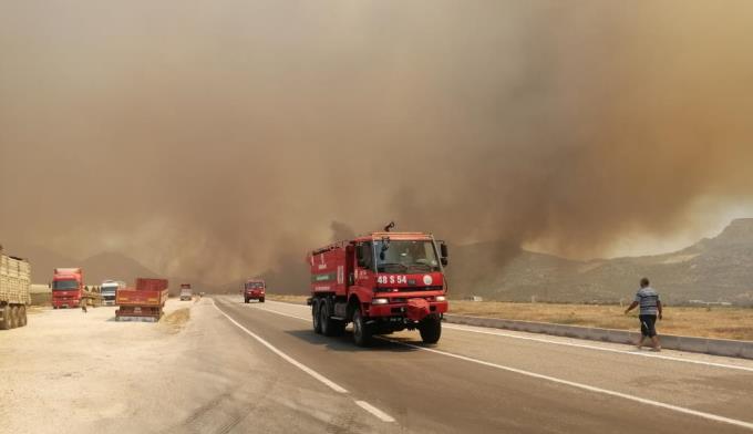 MERSİN-ANTALYA YOLU KAPANDI, YANGIN YERLEŞİM YERLERİNİ TEHDİT EDİYOR